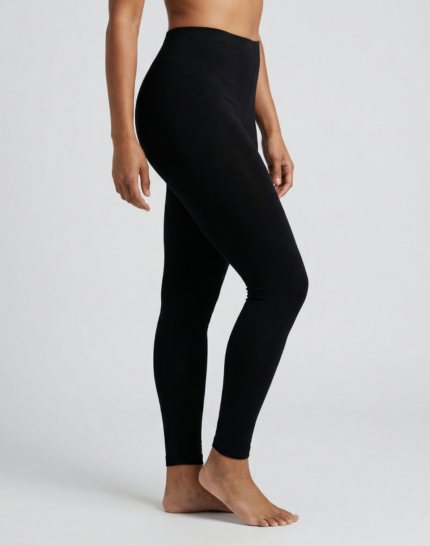 kvinde i bambus leggings i sort - med siden til