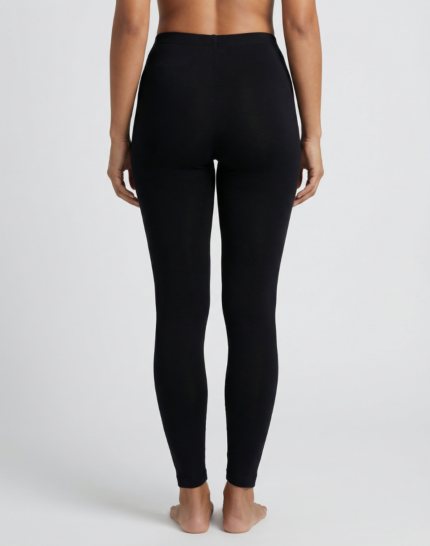 kvinde i bambus leggings i sort - bagved