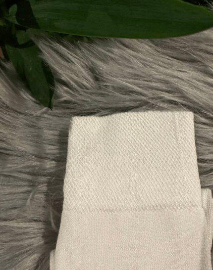 1 par hvide bambus strømper close up så man kan se syningen