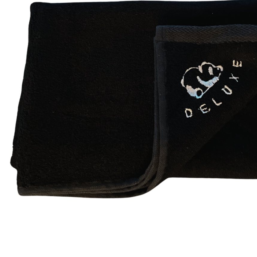 Tre sorte bambus håndklæder fra Deluxe-kollektionen med logo og "3 stks" mærke.